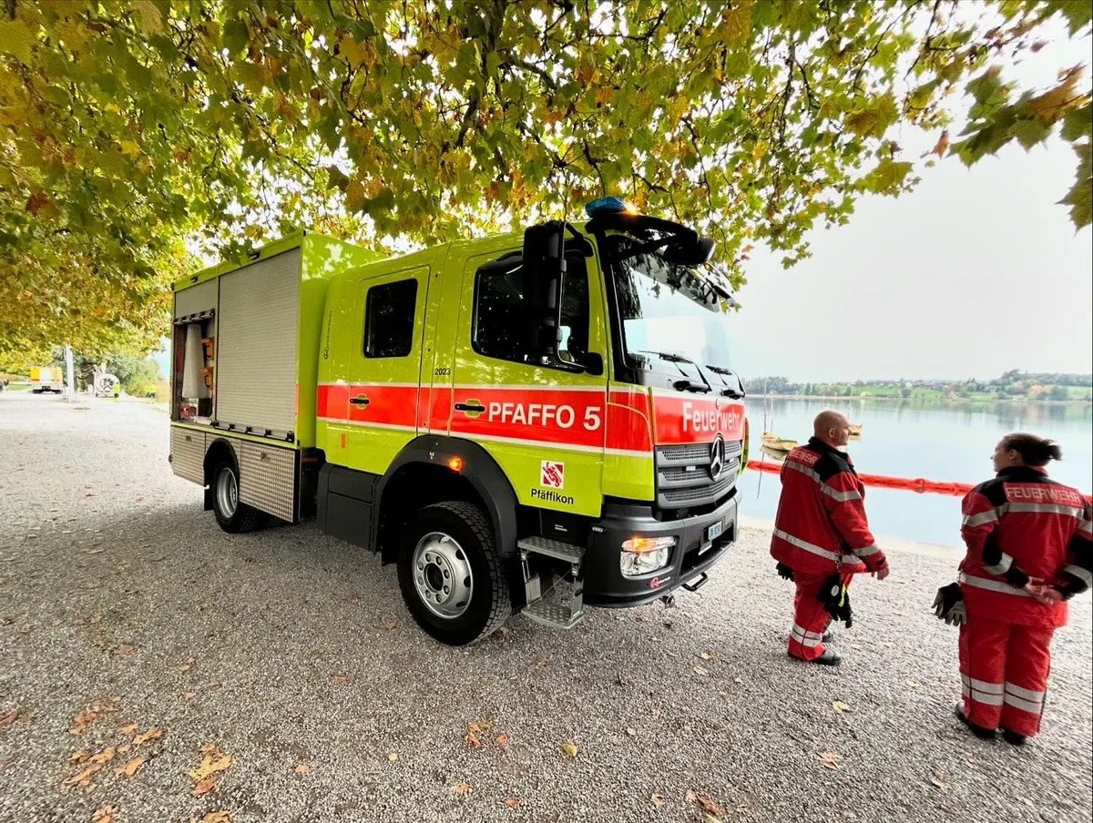Neben der Feuerwehr Pfäffikon wurden der Seerettungsdienst sowie die Feuerwehr Uster aufgeboten. Feuerwehr im Einsatz.